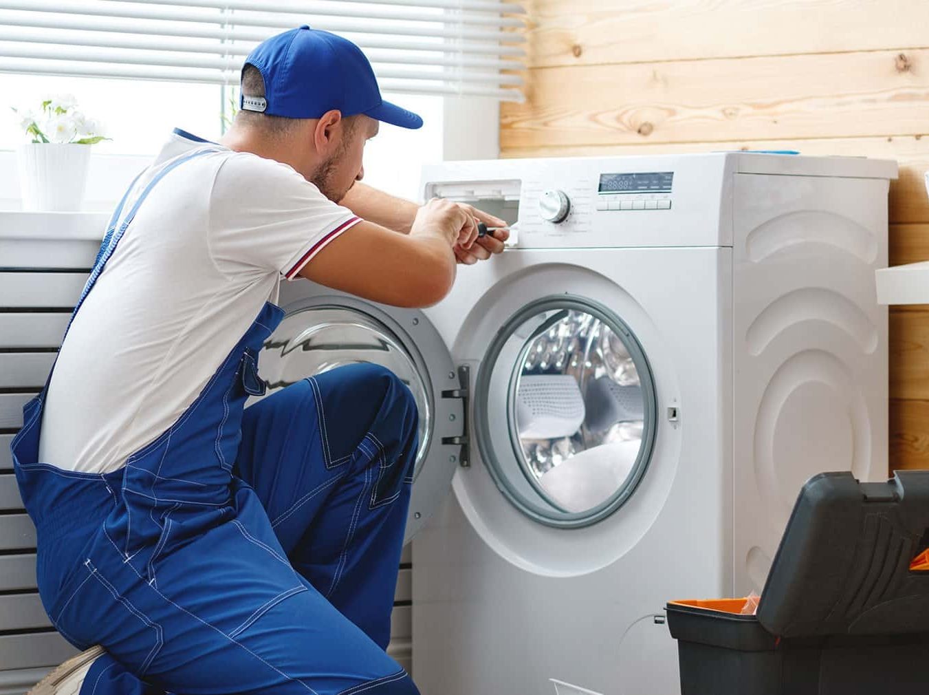 Técnico del servicio técnico Beko reparando electrodoméstico en Oviedo